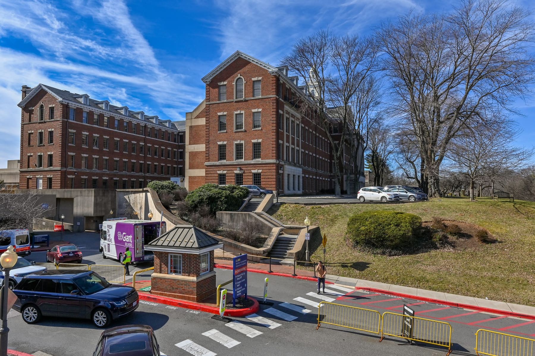 medstar-georgetown-university-hospital-emergency-entrance-wide-CUko_k7P